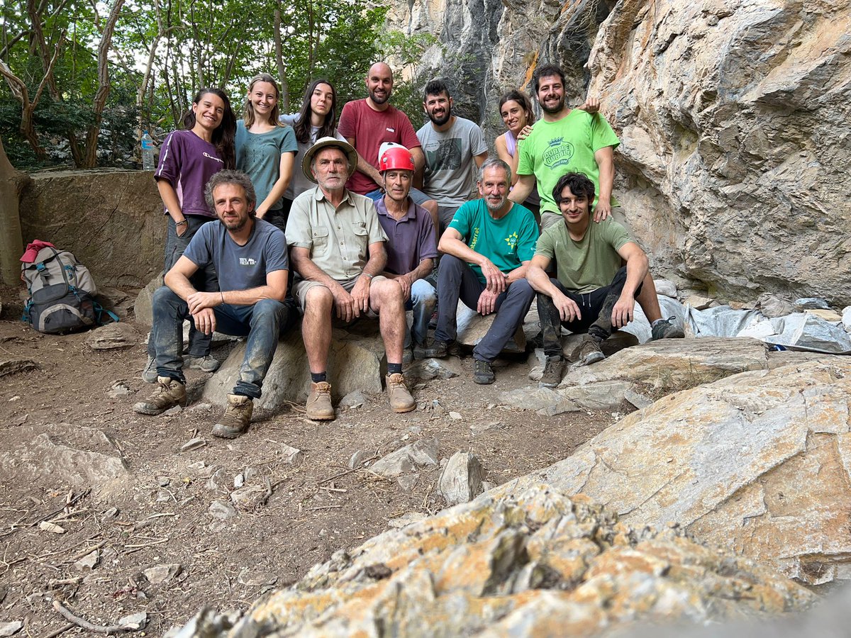 Team Arrels 2023 #BaumaFadrins #CingleCullell #TutFustanyà 
5 anys de projecte, 5 anys de recerca prehistòrica a la Vall de Ribes! 🎊🐑