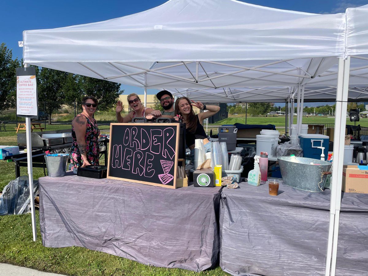 Don't forget to visit the beer garden for delicious treats and many beverage options! Beside field 10. --- N'oubliez pas de visitez le jardin de la bière ! Nous avons des friandises savoureuses et plusieurs options de boissons. À côté de terrain 10.