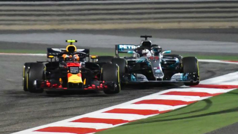 Hales_F1's tweet photo. 🚨NUEVO RÉCORD🚨

Con el incidente de hoy, Hamilton lleva chocando contra pilotos de Red Bull 6 años consecutivos.  

2018 - Verstappen 🇧🇭
2019 - Albon 🇧🇷
2020 - Albon 🇦🇹
2021 - Verstappen (x3) 🇬🇧🇮🇹🇸🇦
2022 - Verstappen 🇧🇷
2023 - Pérez 🇧🇪

🐐🐐🐐🐐🐐🐐 https://t.co/k6vwx3kgFh