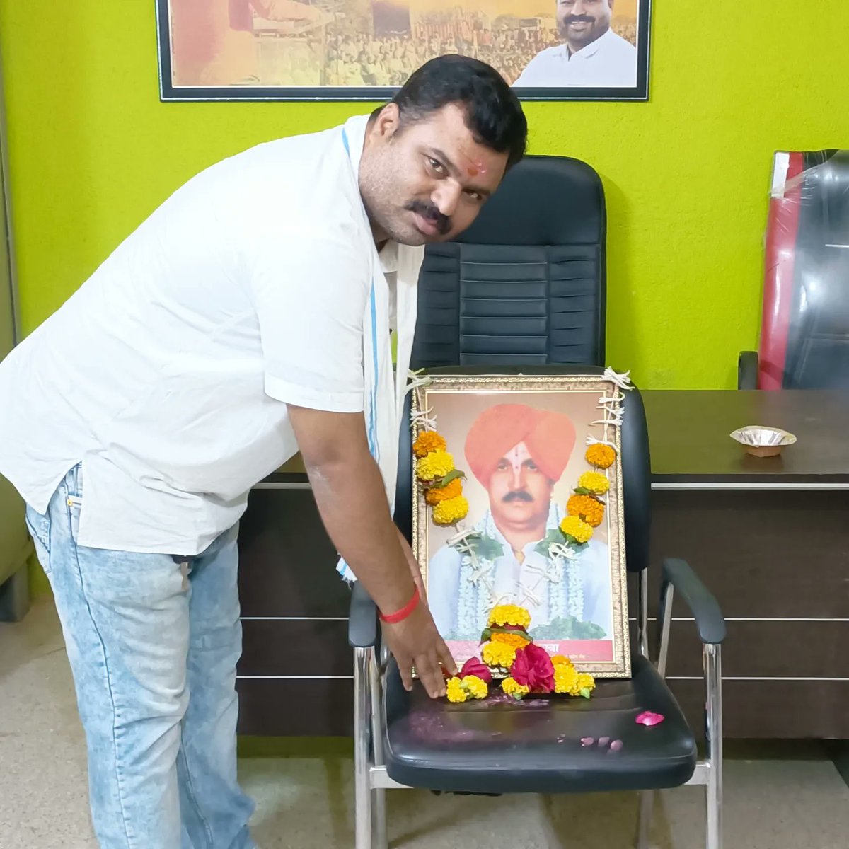 DILIPTALEKAR3's tweet photo. राष्ट्रसंत भगवान बाबा यांची १२७ वी जयंती विविध कार्यकारी सहकारी सोसायटी गांधेली, आॅफिस येथे साजरी करण्यात आली. 
#दिलीप_दादा_तळेकर_मित्र_मंडळ https://t.co/AwatTjGC5V