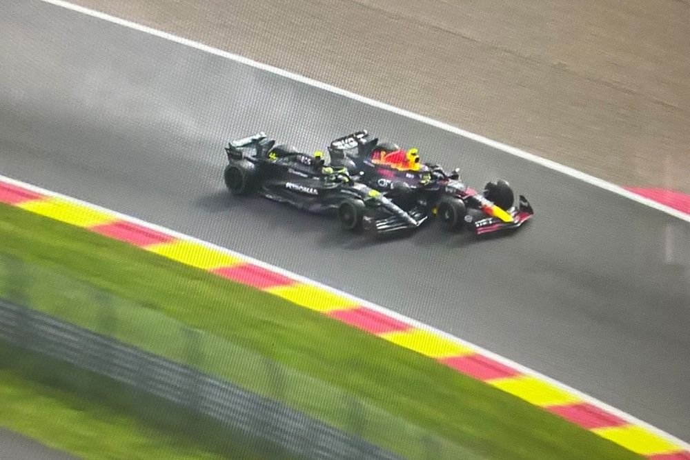 Hales_F1's tweet photo. 🚨NUEVO RÉCORD🚨

Con el incidente de hoy, Hamilton lleva chocando contra pilotos de Red Bull 6 años consecutivos.  

2018 - Verstappen 🇧🇭
2019 - Albon 🇧🇷
2020 - Albon 🇦🇹
2021 - Verstappen (x3) 🇬🇧🇮🇹🇸🇦
2022 - Verstappen 🇧🇷
2023 - Pérez 🇧🇪

🐐🐐🐐🐐🐐🐐 https://t.co/k6vwx3kgFh