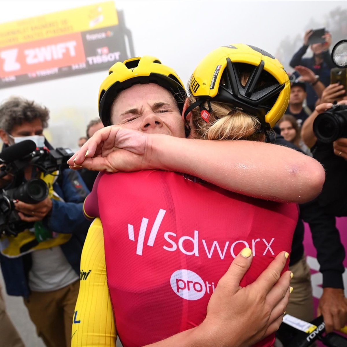 No amount of fog could keep @demivollering from seeing yellow atop the Tourmalet. She simply could not be stopped on the summit finish and on her way to the Maillot Jaune. #eTapAXS #wesparksuccess 
📸 @GettySport