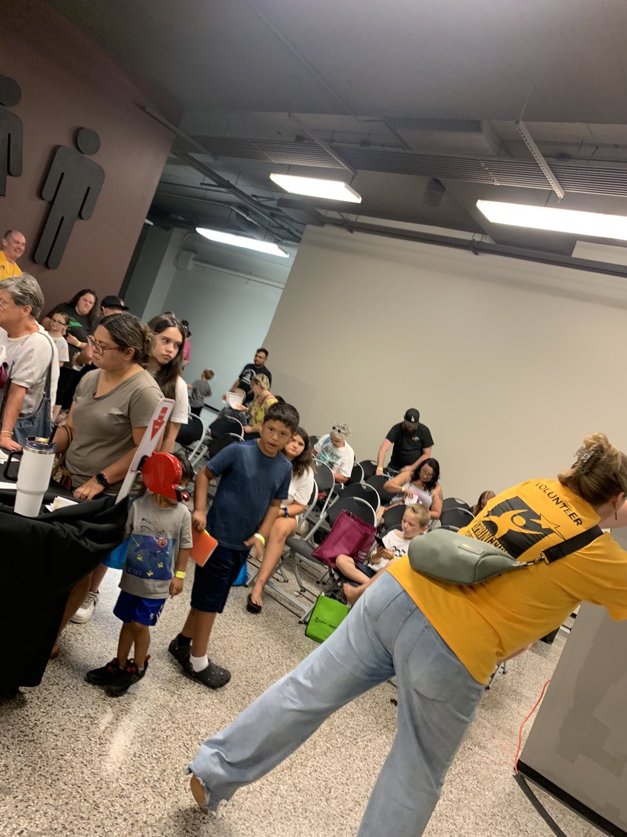 tiwaters0523's tweet photo. SPS Back 2 School bash is rocking and rolling. #SPSunited #officialSPS https://t.co/51ePLHDWjw