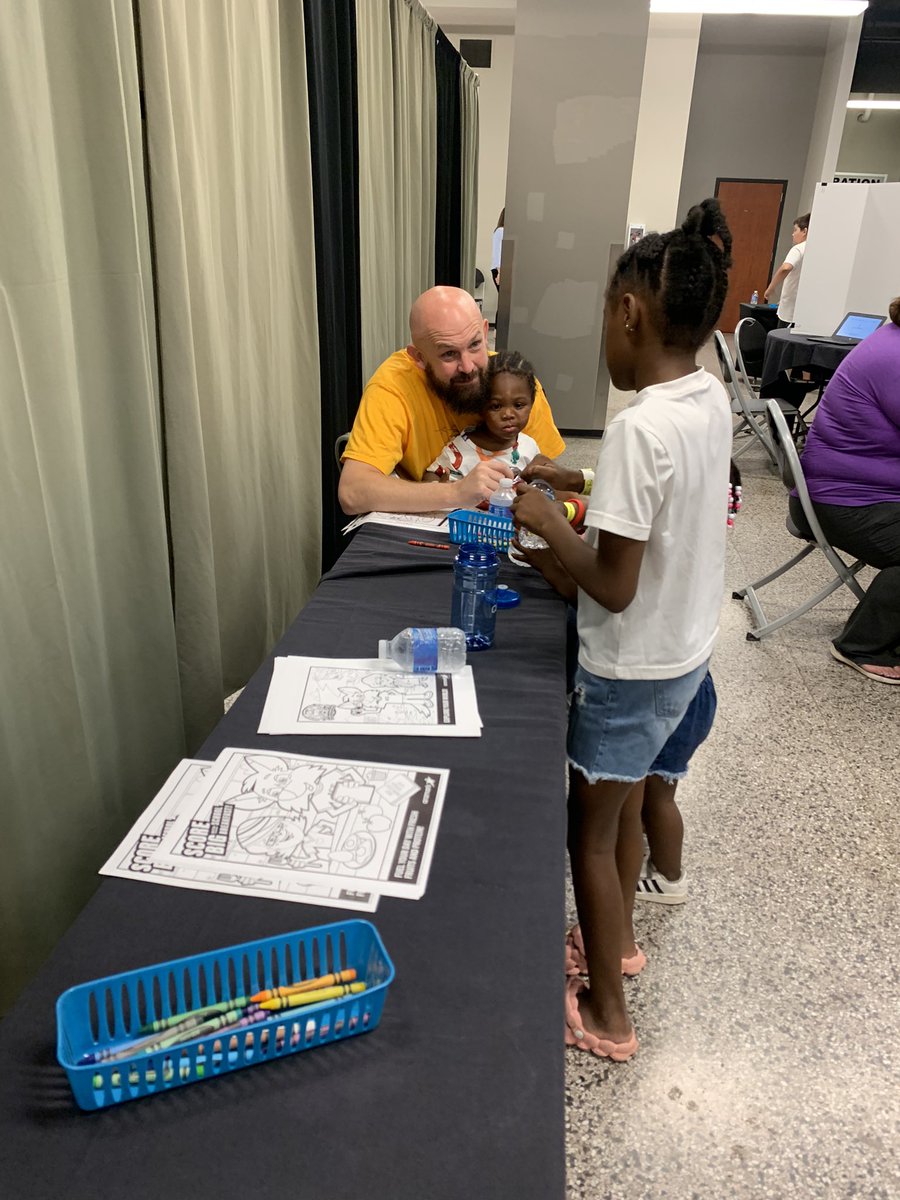 tiwaters0523's tweet photo. SPS Back 2 School bash is rocking and rolling. #SPSunited #officialSPS https://t.co/51ePLHDWjw