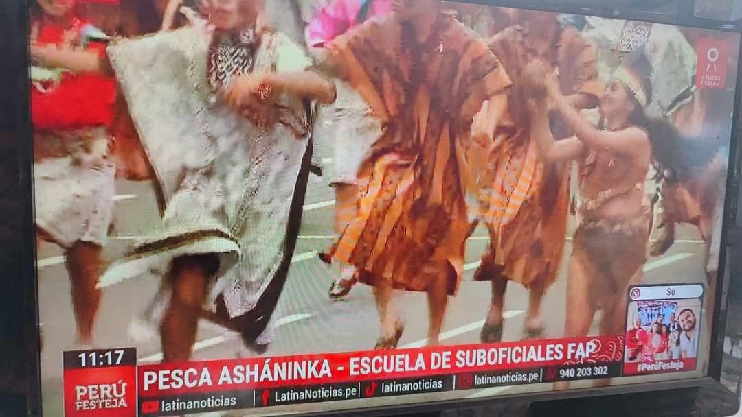 MarcoAvilesH's tweet photo. Policías se "disfrazan" de personas indígenas en desfile oficial.
Policías gasean, golpean a mujeres indígenas fuera del desfile oficial. 

El boluartismo. https://t.co/inBobbOq7B