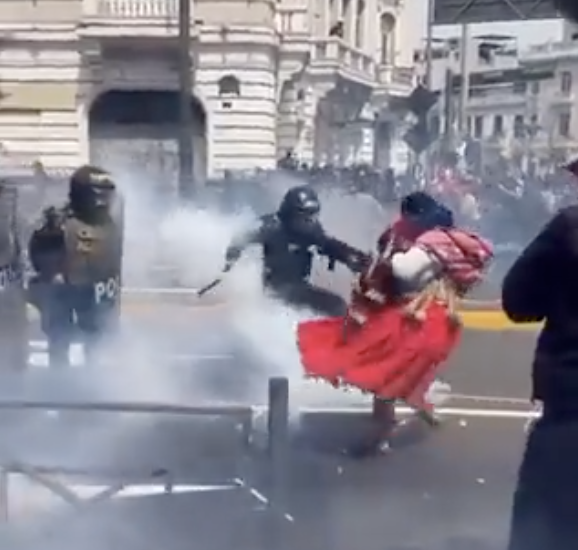 MarcoAvilesH's tweet photo. Policías se "disfrazan" de personas indígenas en desfile oficial.
Policías gasean, golpean a mujeres indígenas fuera del desfile oficial. 

El boluartismo. https://t.co/inBobbOq7B