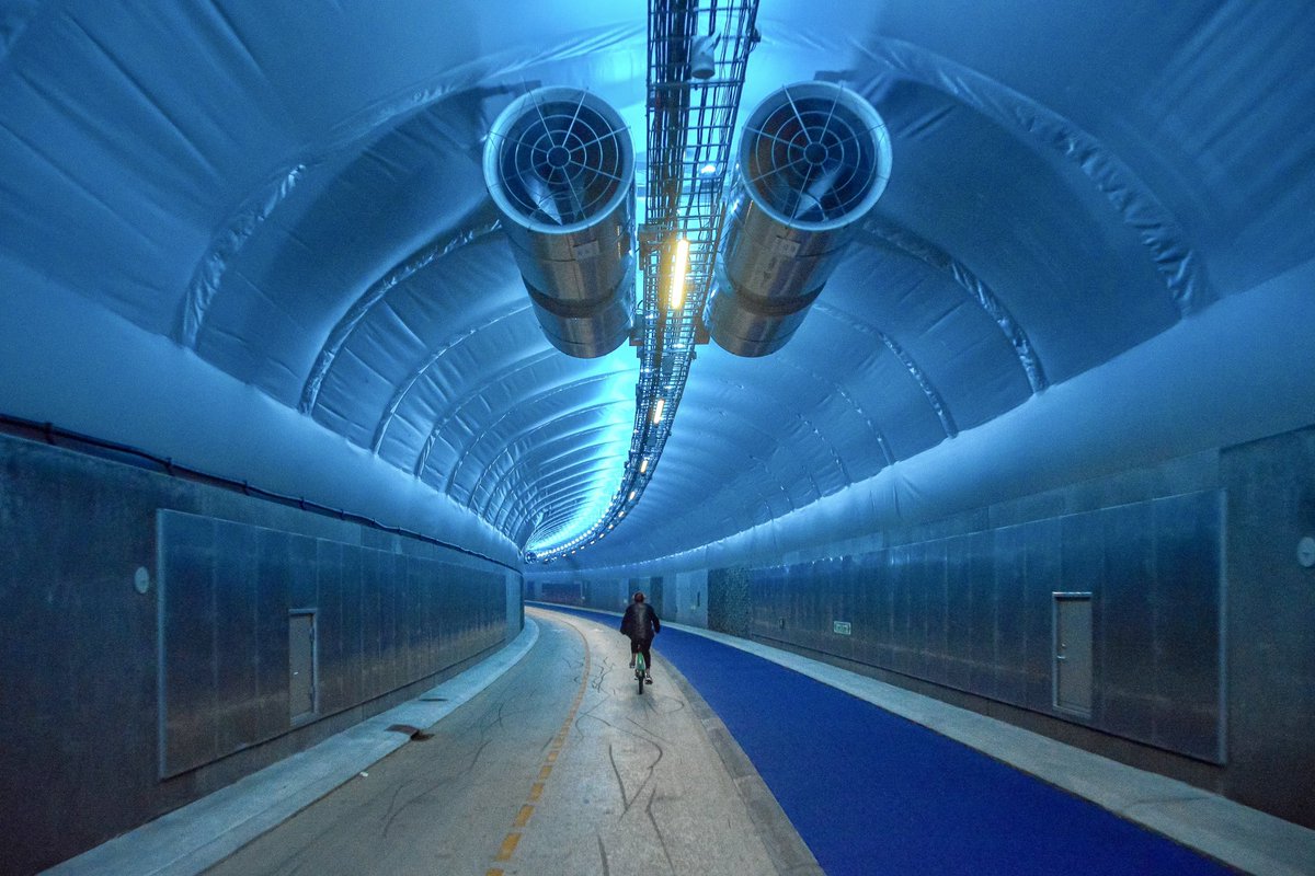 modacitylife's tweet image. In April 2023, Bergen opened the world’s longest purpose-built pedestrian and cycling tunnel: the 3,000-metre Fyllingsdalstunnelen.

Blasted through the base of the 477-metre tall Løvstakken Mountain, the €27-million project directly links the Fyllingsdalen and Mindemyren areas.