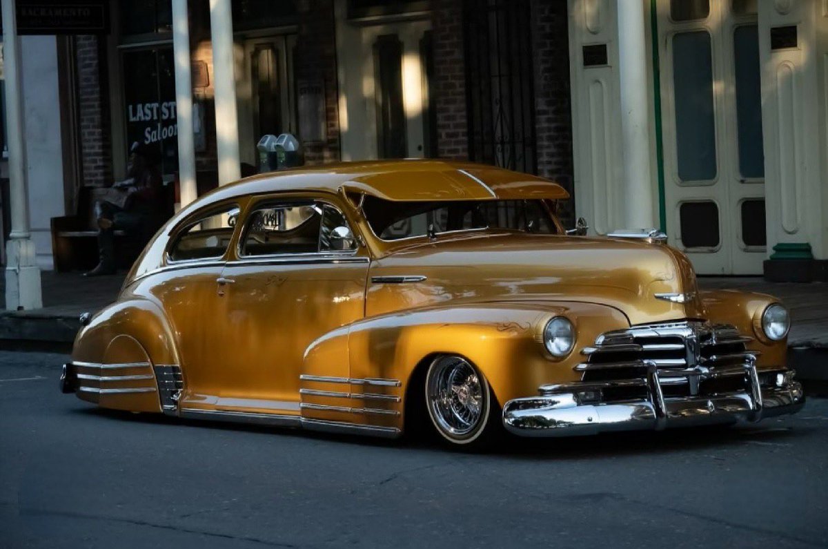 KevinsAutoChnl's tweet photo. I love the #Chevrolet Fleetline of 1946-48. The flowing lines are magical. #fleetline #1940s #flowing #curves #chrome #steel #stainlesssteel https://t.co/EaEy0vHs0w