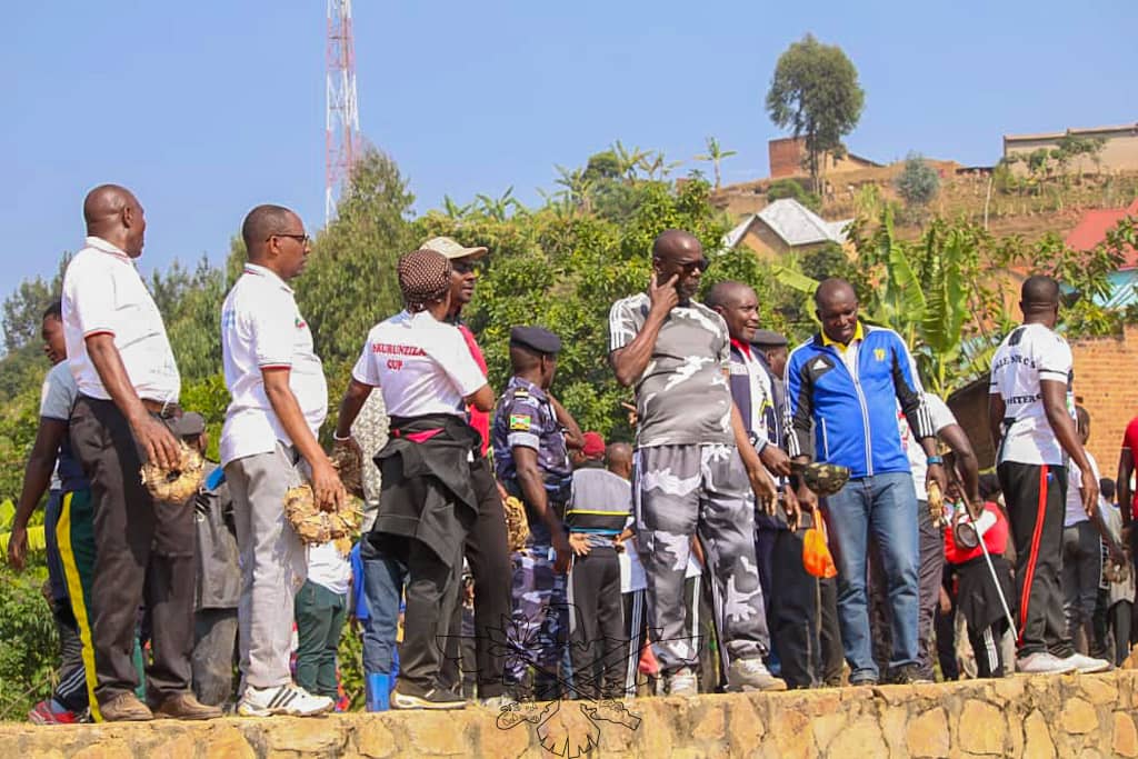 CnddFdd's tweet photo. Le SG du @CnddFdd Très Hon @R_Ndikuriyo s'est associé à la population de #Gomvyi , commune #Mutambu en province #Bujumbura lors des travaux communautaires de ce samedi 29/07/2023 qui consistaient à la collecte des moellons destinés à la construction d'un nouveau marché #Burundi https://t.co/ELlmZIjNOe