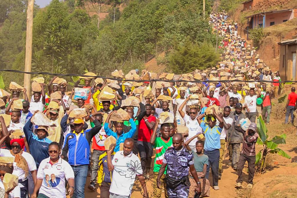 CnddFdd's tweet photo. Le SG du @CnddFdd Très Hon @R_Ndikuriyo s'est associé à la population de #Gomvyi , commune #Mutambu en province #Bujumbura lors des travaux communautaires de ce samedi 29/07/2023 qui consistaient à la collecte des moellons destinés à la construction d'un nouveau marché #Burundi https://t.co/ELlmZIjNOe