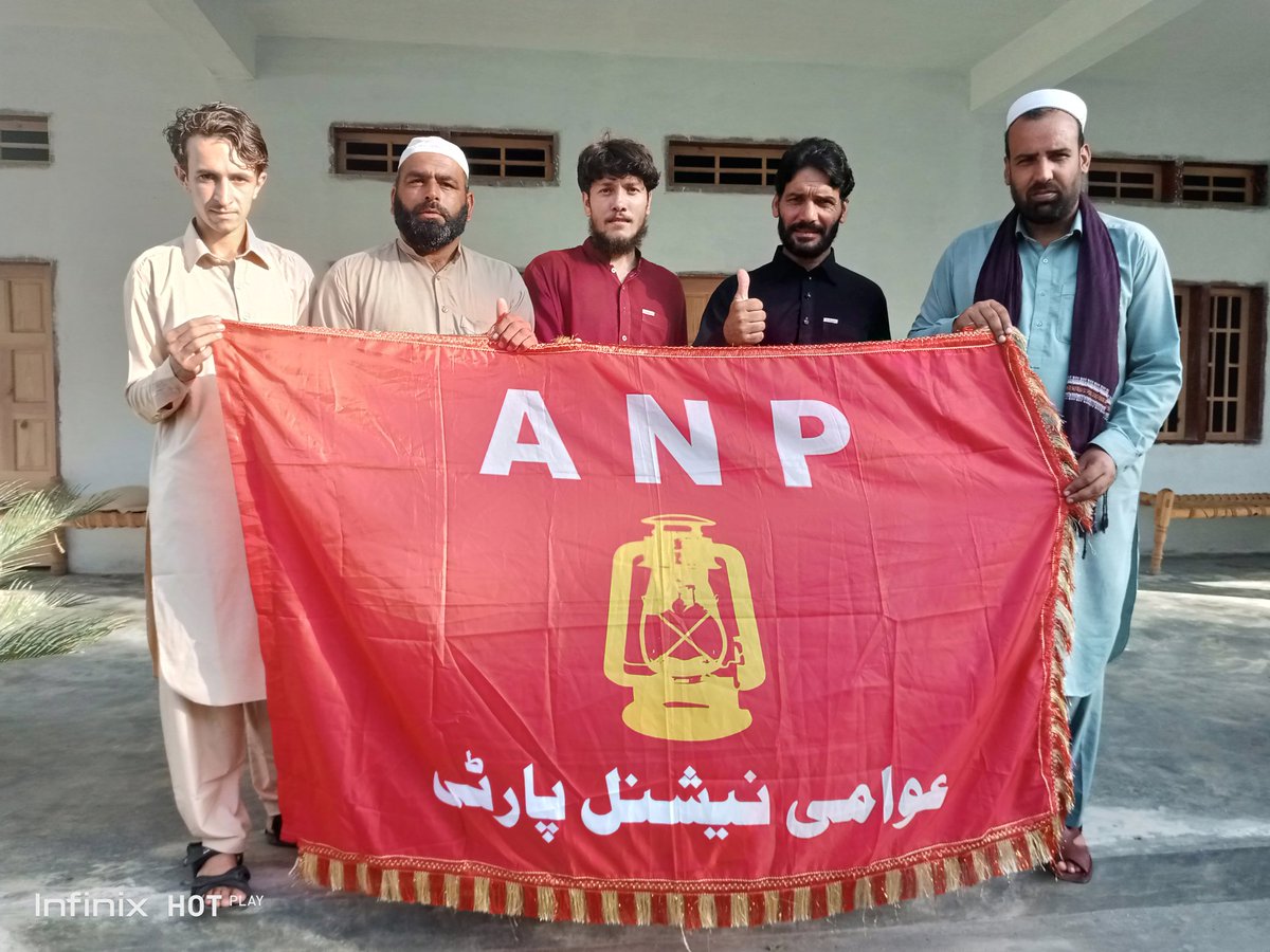 ali_tekadar's tweet photo. بونیر تحصیل مندنڑ امازئی, 
عوامی نیشنل پارٹی کے دیرینہ کارکن و خدایئ خدمتگار #جاوید خان امازئی کو علی سید ٹھیکیدار اے این پی کا جھنڈا ۔دعائے سفر  اور دیگر سامان دے رہے ہیں https://t.co/rcfxJYMqD3