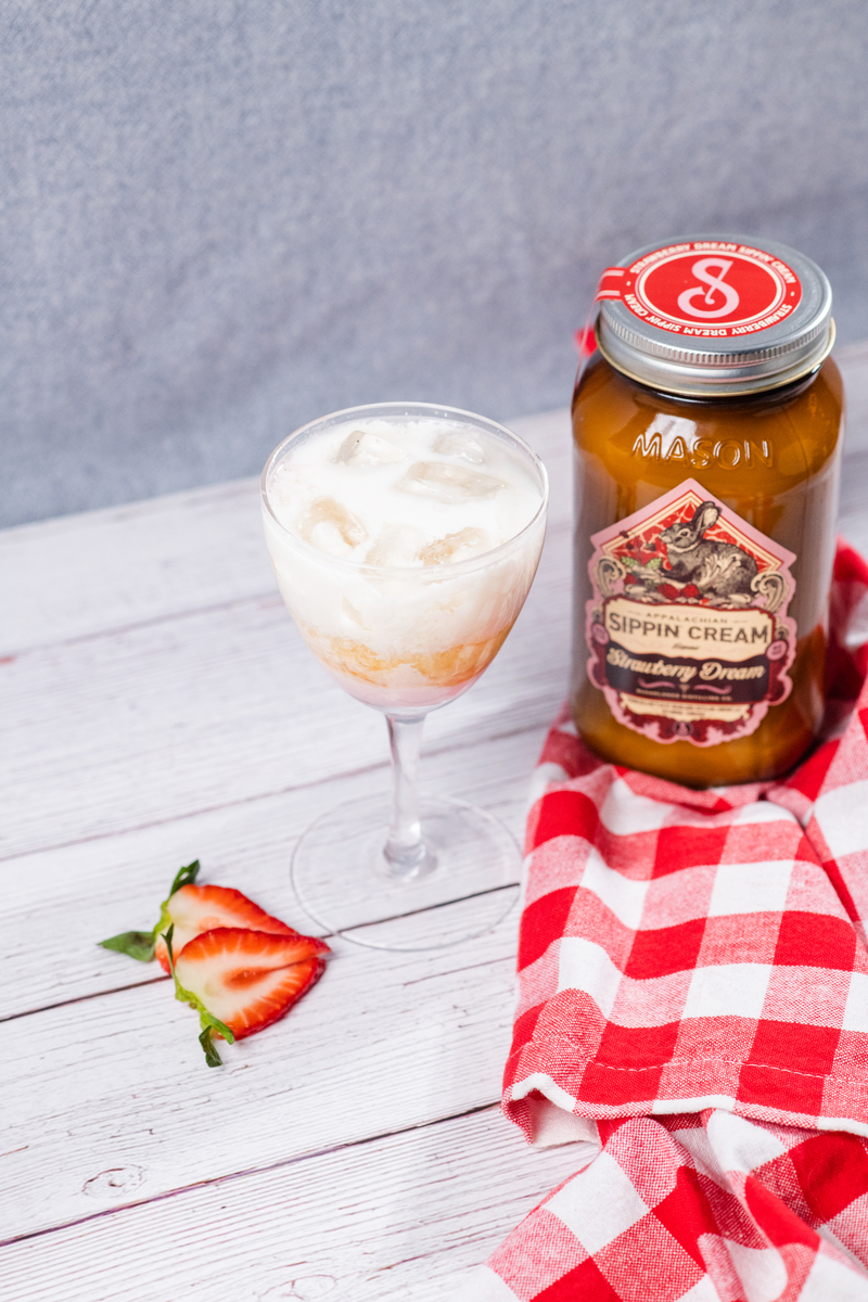 If you're in need of a sweet treat, we have you covered! 

Strawberry Dream Sippin' Cream makes all of your sweet dreams come true! 

#AppalachianSippinCream #StrawberryDream #Summer #Sugarlands