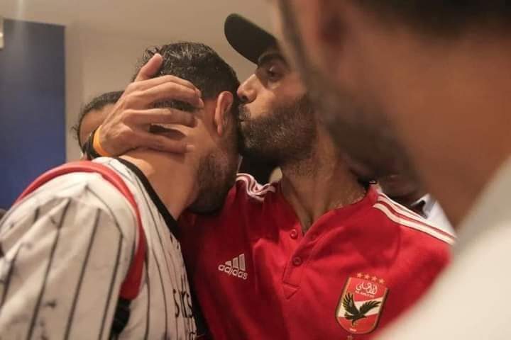 osamafo84800639's tweet photo. جمهور الأهلى  وحسين الشحات لم ينكروا حدوث خطأ فى لحظة إنفعال .  الأهلى طبق عليه العقوبة  واللاعب ذهب إليه فى غرفة الملابس واعتذر له وقبل رأسه 
لماذا تتعاملون مع رد الفعل وتنسون الفعل الأصلى  لقد دأب نفس اللاعب على استفزاز جماهير ولاعبى الأهلى بدون مبرر 
#صحف_المغرب_تثير_الفتن https://t.co/j91XHy5BeC