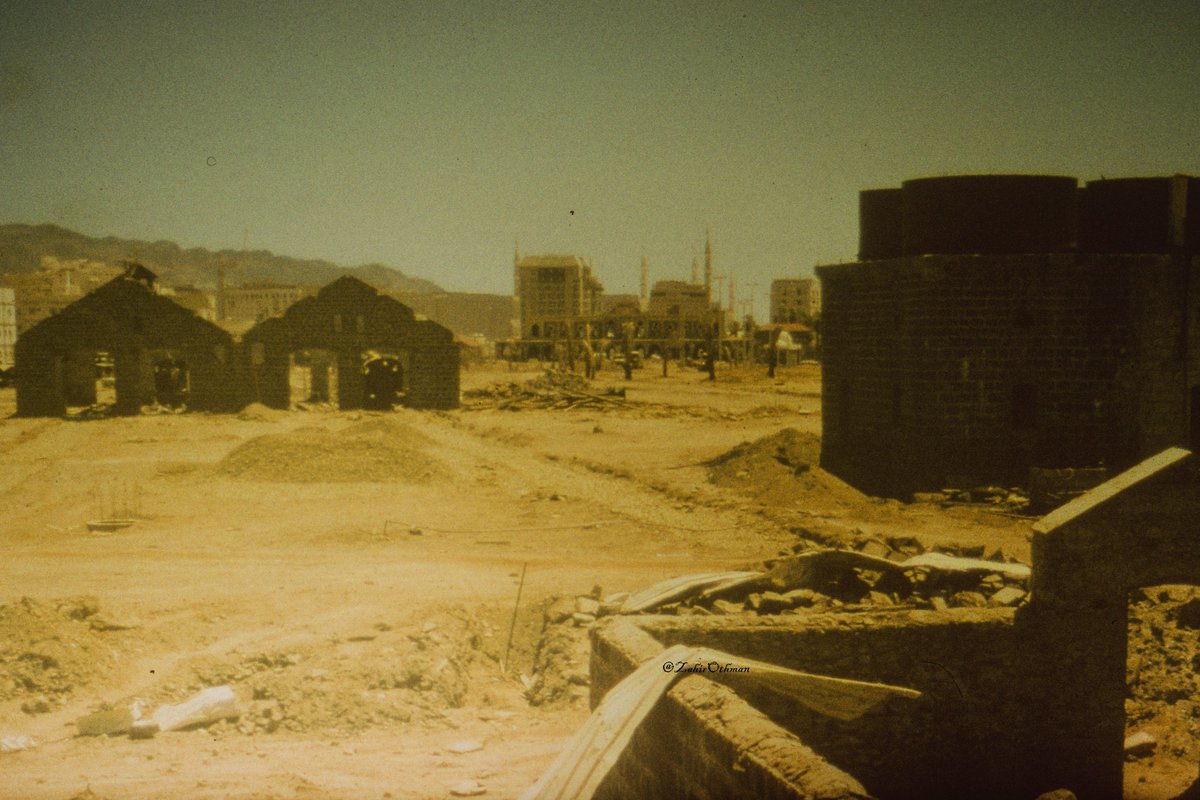 صورتان لمحطة سكة حديد #الحجاز بـ #المدينة_المنورة أثناء العمل على الترميم، عام 1991م. وتبدو بعض القاطرات قبل ترميمها.. وبعض مباني حي الحرَّة الغربيَّة المجاور، وقبل ذلك مآذن #المسجد_النبوي عن بُعد.

أرشيف جامعة زيورخ