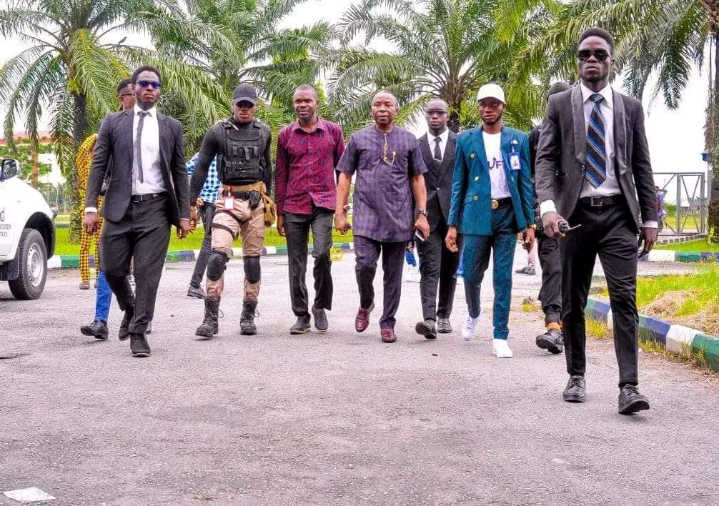 cbngov_akin1's tweet photo. Rivers State University SUG President, Miracle Anele, and his personal bodyguards.

Na the Yooottts wey dey shout about bad governance be this ???? https://t.co/psKB1435LV