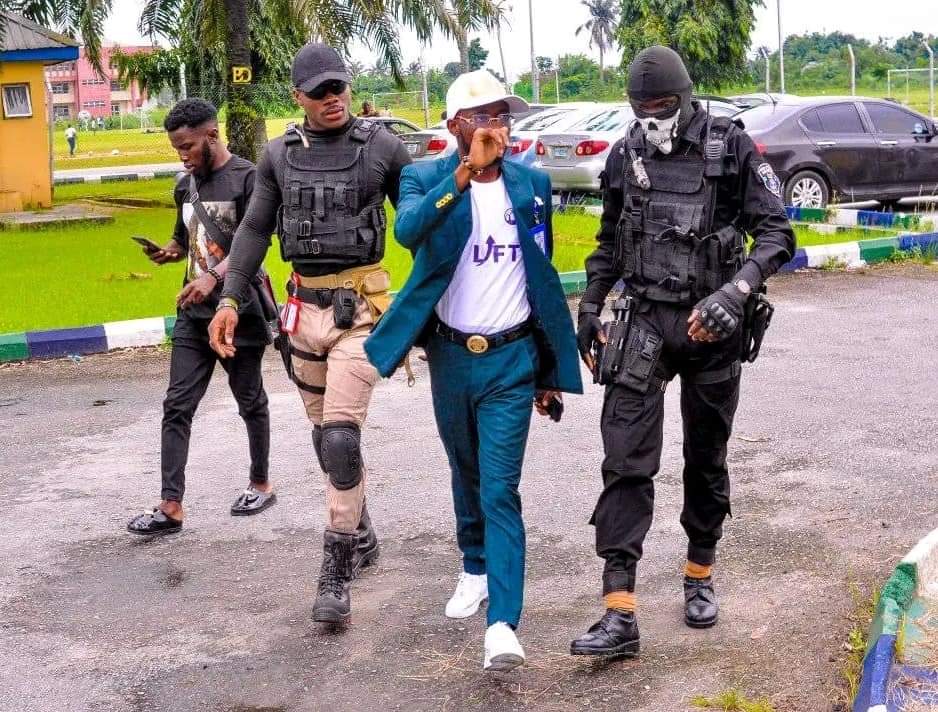cbngov_akin1's tweet photo. Rivers State University SUG President, Miracle Anele, and his personal bodyguards.

Na the Yooottts wey dey shout about bad governance be this ???? https://t.co/psKB1435LV