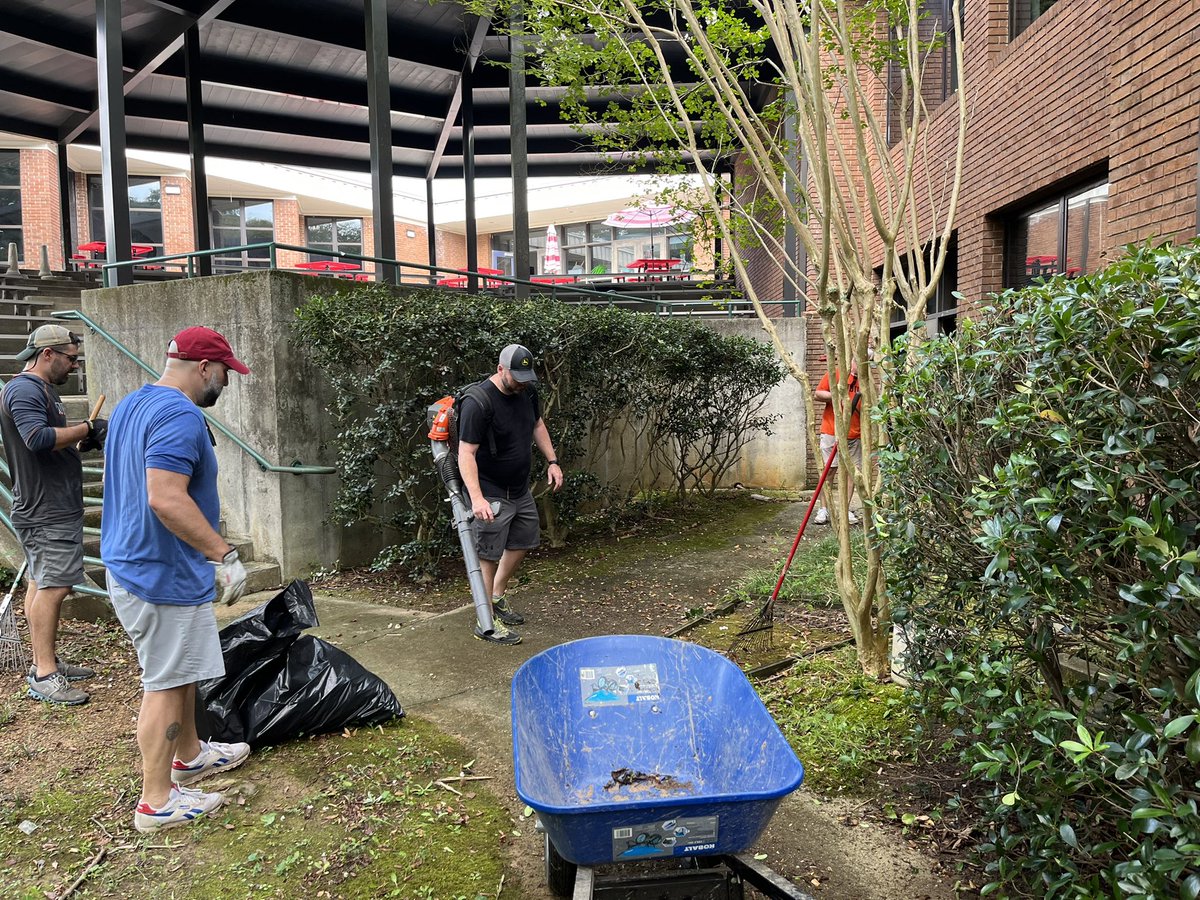 GwinPTO's tweet photo. A Special Thanks to all the Dads that came out to @gwinelementary for the @HooverSchools Dad Brigade!  Our campus is ready to welcome our students! https://t.co/uGHU5tIKdx