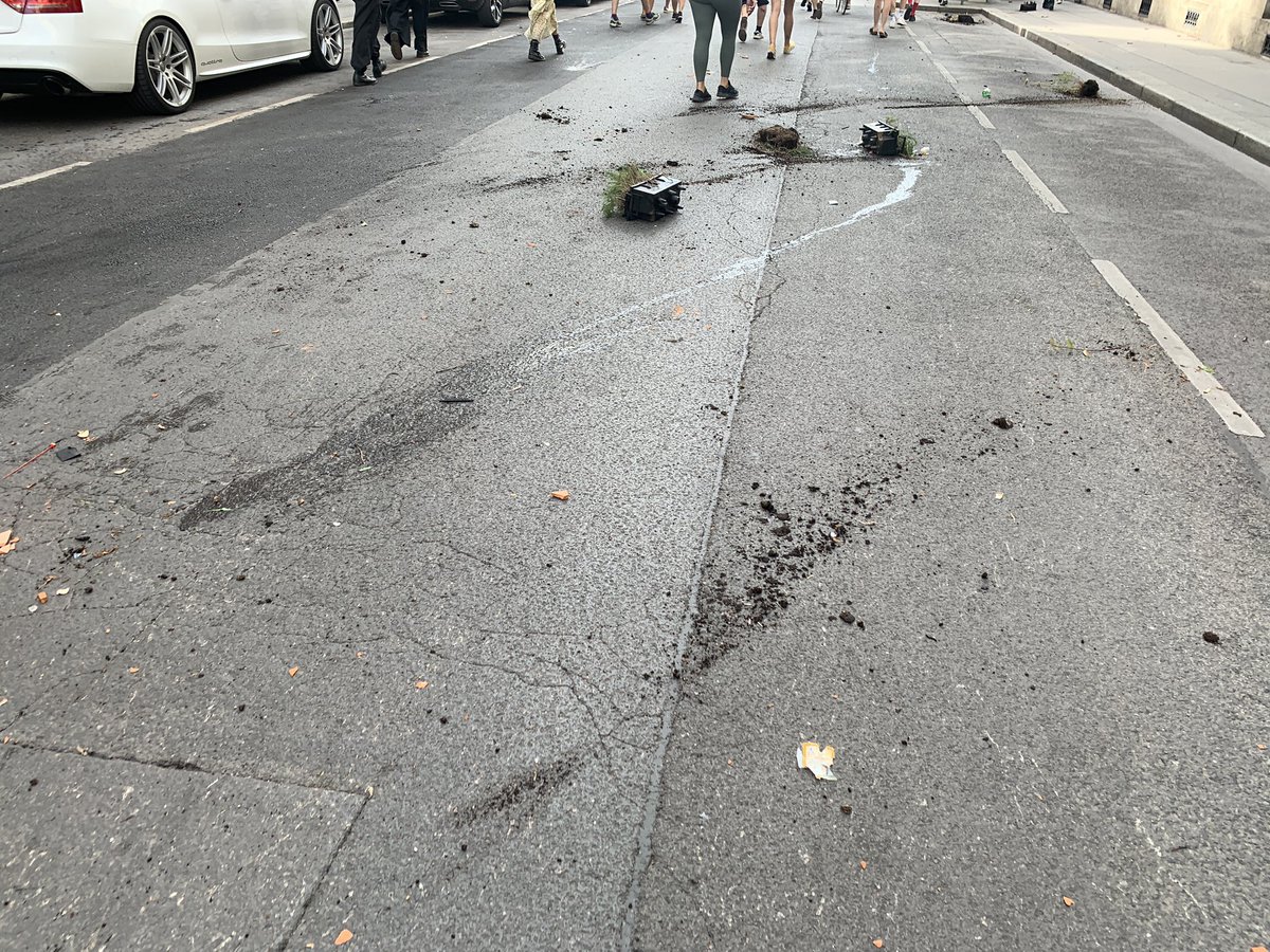 msulzbacher's tweet photo. Europaweite, wochenlange Mobilisierung, dann kommen 500  Rechtsextreme &amp; nach der Demo wird ein Teil (Abteilung Militant) von der Antifa von der Straße geprügelt. Das war die Demo der Identitären in Wien #w2907 https://t.co/S6Wn8ge86v