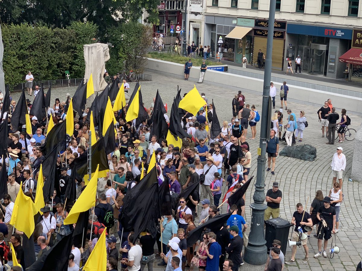 msulzbacher's tweet photo. Europaweite, wochenlange Mobilisierung, dann kommen 500  Rechtsextreme &amp; nach der Demo wird ein Teil (Abteilung Militant) von der Antifa von der Straße geprügelt. Das war die Demo der Identitären in Wien #w2907 https://t.co/S6Wn8ge86v