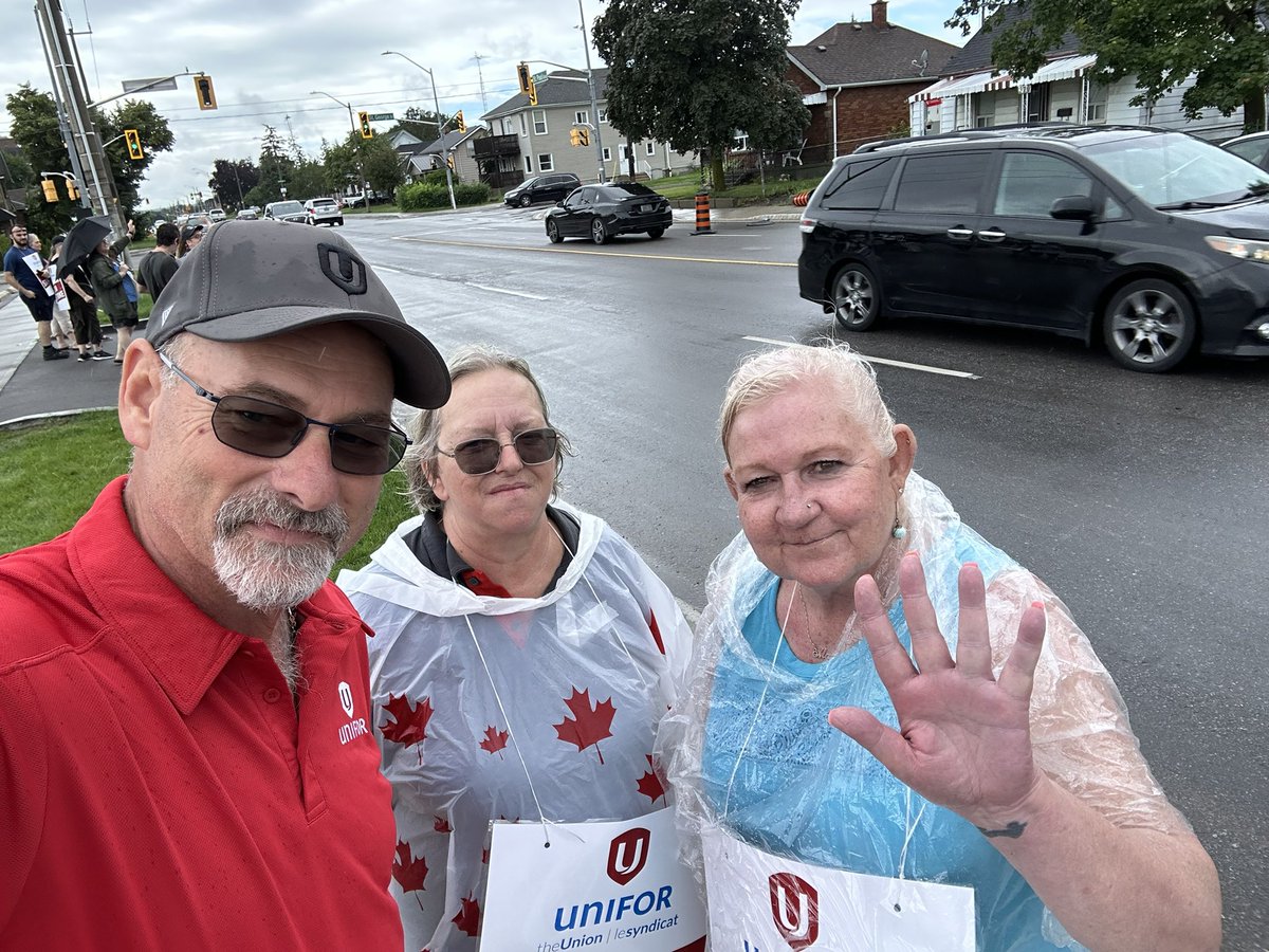 len_poirier's tweet photo. Unifor members in Brantford on the picket line against greedy Metro https://t.co/y08HIoXQdd