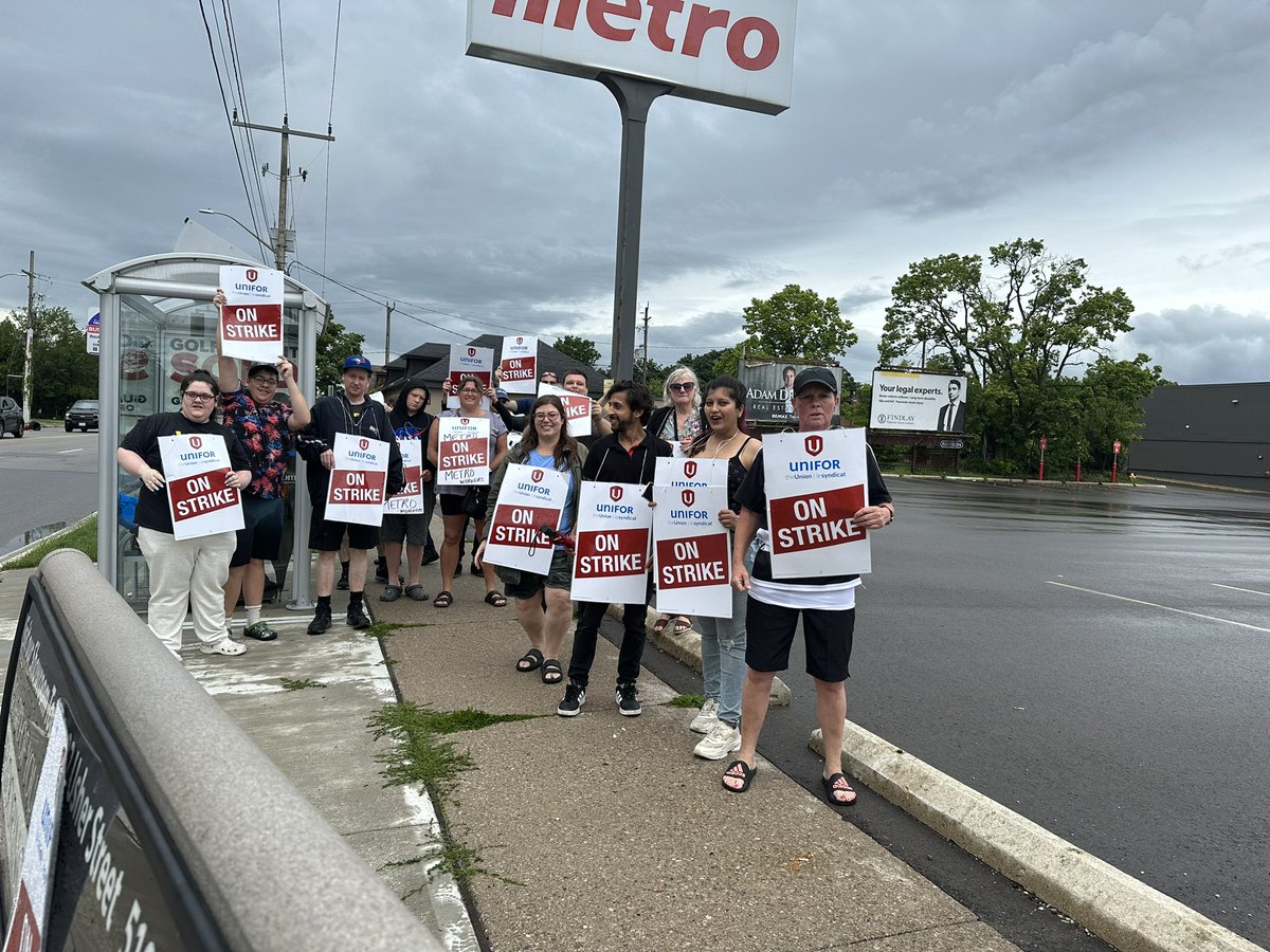 len_poirier's tweet photo. Unifor members in Brantford on the picket line against greedy Metro https://t.co/y08HIoXQdd