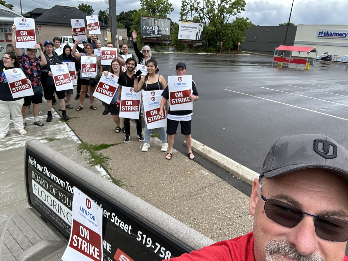 len_poirier's tweet photo. Unifor members in Brantford on the picket line against greedy Metro https://t.co/y08HIoXQdd