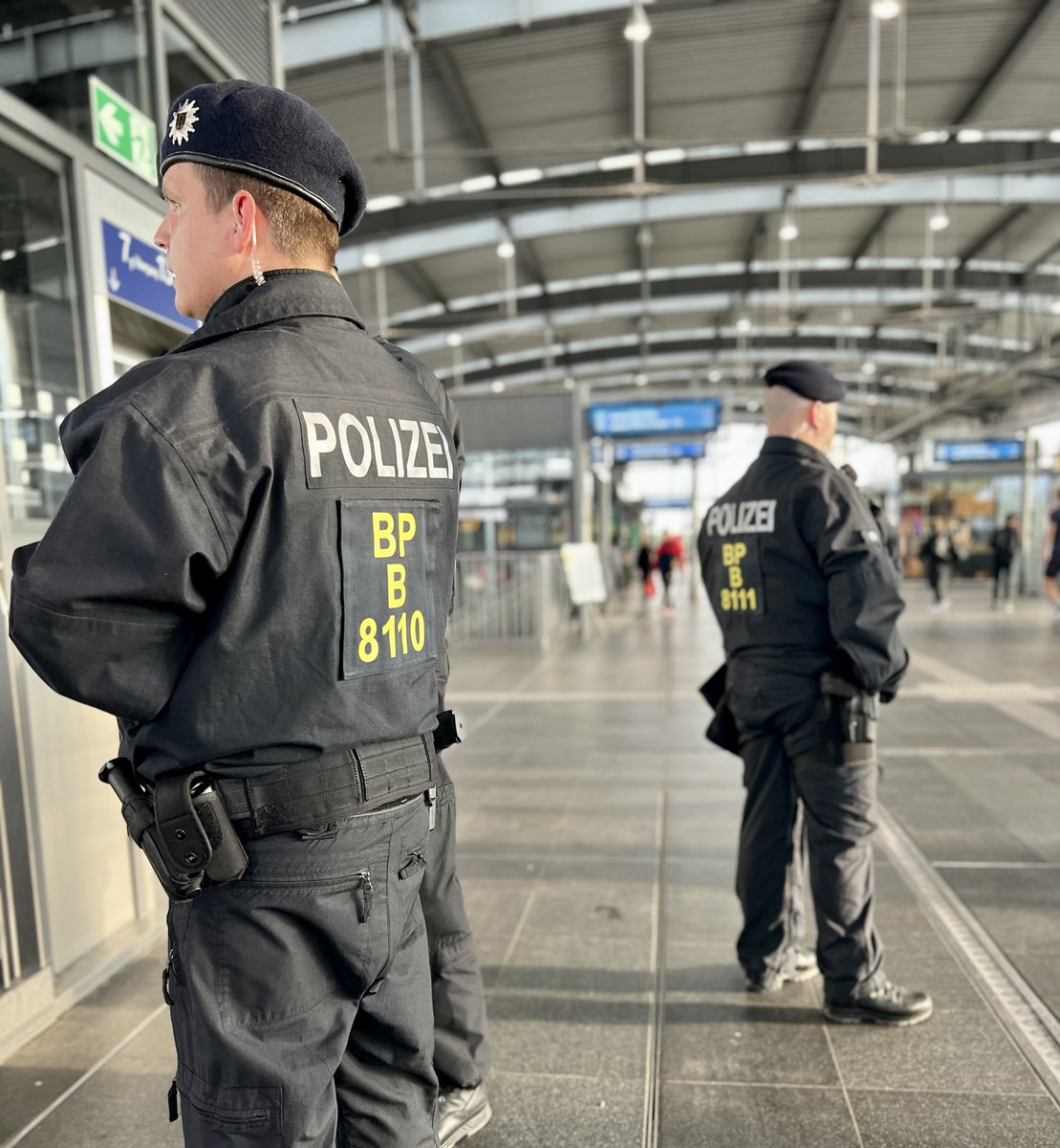 bpol_b_einsatz's tweet photo. Auch heute sind wir im Einsatz zur Kontrolle der Allgemeinverfügung zum Mitführverbot von gefährlichen Gegenständen. Dieses gilt seit 16 Uhr bis morgen 5 Uhr 🕖 auf den Bahnhöfen #Ostkreuz, #WarschauerStr, #Friedrichstr, #TreptowerPark, #Ostbahnhof und #Alexanderplatz. https://t.co/EvOlLukSNF