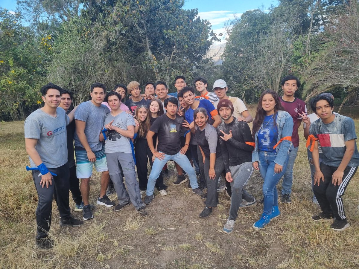 GabrielAlmachi2's tweet photo. Luego de pasar infiltrados en Tronco común en @UniYachayTech los ancianos de la tribu nos ha aceptado al fin. @MashiRafael Los de FISICA Y NANOTECNOLOGÍA hoy tuvimos nuestra novatada y fue espectacular, resolviendo acertijos, resolviendo  integrales :v en fin le esperamos aquí. https://t.co/H52UCe4Ne7