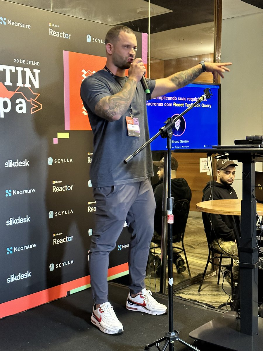 diogomoretti_'s tweet photo. Agora no “staging”: @bfgenaro 👏 no @frontintech https://t.co/Sq7R4E8UQb