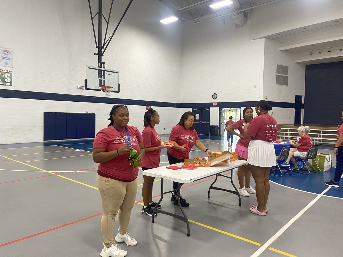 dmstyles0714's tweet photo. School tools Volunteer day - @UWGreenvilleSC https://t.co/knEU4Mcquo