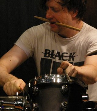 newjazzword's tweet photo. Playing #multiplereeds #VinnyFolia reaches #bothends of the #sound spectrum + most tones #inbetween on #NoRefunds w. #MaxJohnson's measured #bass pumps + @ugEXPLODE (pic:#SOConnor)'s #thuddingdrums Review: https://t.co/LiZ4ij4QED
#NYC #improvjazz #freejazz #freemusic #LA https://t.co/6qK5oqlzRA