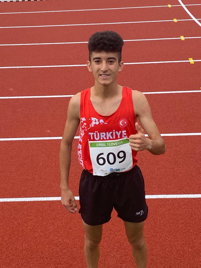 Tebrikler Musab 🇹🇷

Slovenya'da yapılan 2023 Avrupa Gençlik Olimpik Yaz Festivali'nde (EYOF) Osmaniyeli sporcu Musab Kundakçı, final yarışmalarında 2000m Stp engelli koşusunda Avrupa 6.sı oldu. 5.50.27 sn ile kendi en iyi derecesini yapan Musab, Türkiye rekorunu 1 sn ile kaçırdı