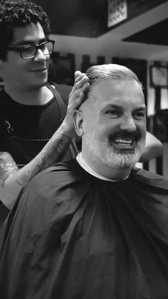 CarlosEsnaola's tweet photo. #TheBarberJob #ESNAOLA! #dj #caba #vintage #sound #tonic #vermouth #argentina #høst #buenosaires #música #lounge #cocktails🍹 #NuDisco #soulfulhousemusiclovers #radio #realdjs #pioneerdjs #Vintage #fashionstylist #stylefashionweekla #barcelonacityfm #radio https://t.co/EauuxTG2Yr