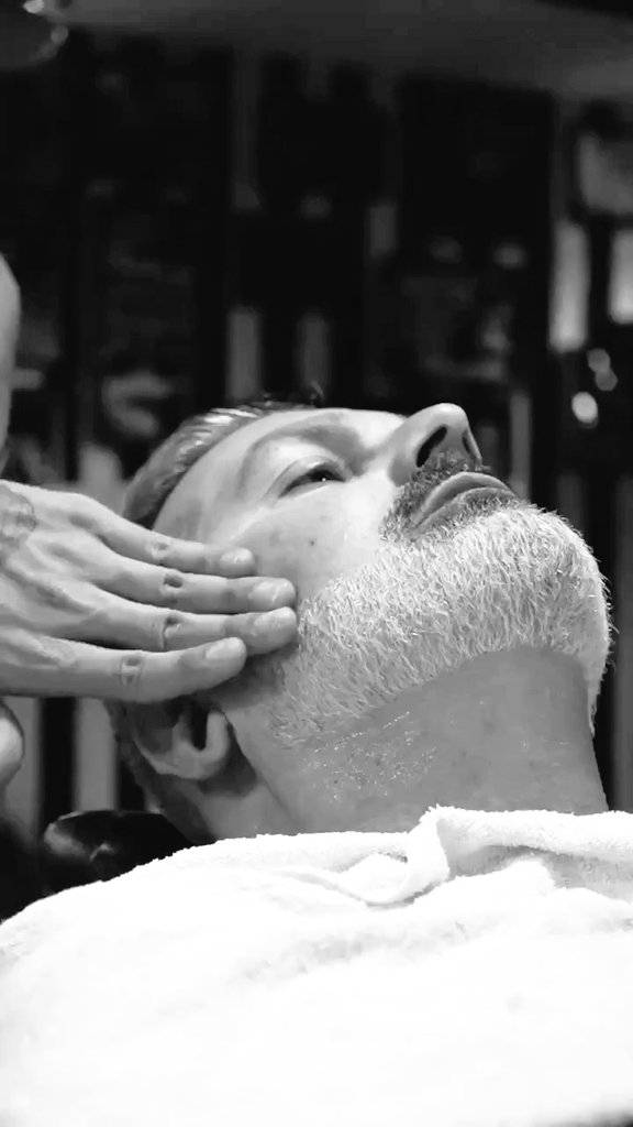 CarlosEsnaola's tweet photo. #TheBarberJob #ESNAOLA! #dj #caba #vintage #sound #tonic #vermouth #argentina #høst #buenosaires #música #lounge #cocktails🍹 #NuDisco #soulfulhousemusiclovers #radio #realdjs #pioneerdjs #Vintage #fashionstylist #stylefashionweekla #barcelonacityfm #radio https://t.co/EauuxTG2Yr