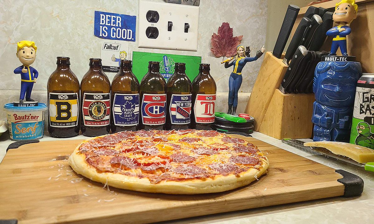 bastardrub's tweet photo. Vault dwellers need 🍕pizza🍕 too. RTFO!!!🤘
https://t.co/BSiqgn7nTP
#homemadepizza #cgbs #pizzatopia #fallout #vaultboy #vaultgirl
#fallout4 #pizza #stubby https://t.co/6YWp4Frbno