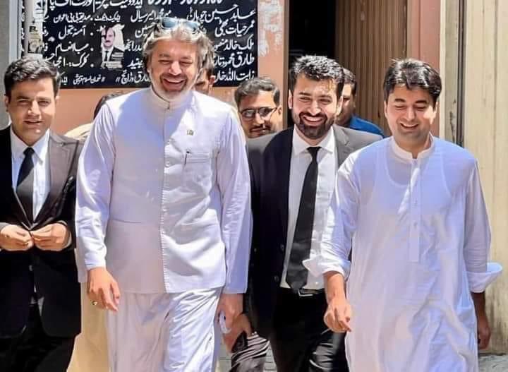 Ali_MuhammadPTI's tweet photo. اک رَستہ دو راہی !

اللّٰہ چھوٹے بھائ @MuradSaeedPTI کو اپنی حفاظت اور اپنی امان میں رکھے آمین ! https://t.co/ehR7p1e0Zu