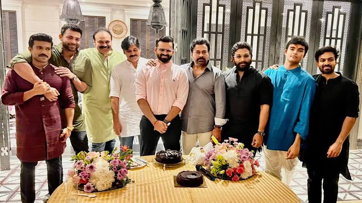 SDM_official1's tweet photo. Non Mega Fans Vs Mega Fans

#Prabhas #MaheshBabu #NTR
#RamCharan #AlluArjun #Chiranjeevi
#Pawankalyan 

          Retweet🔂                                 like ❤ https://t.co/nRksofTb4c
