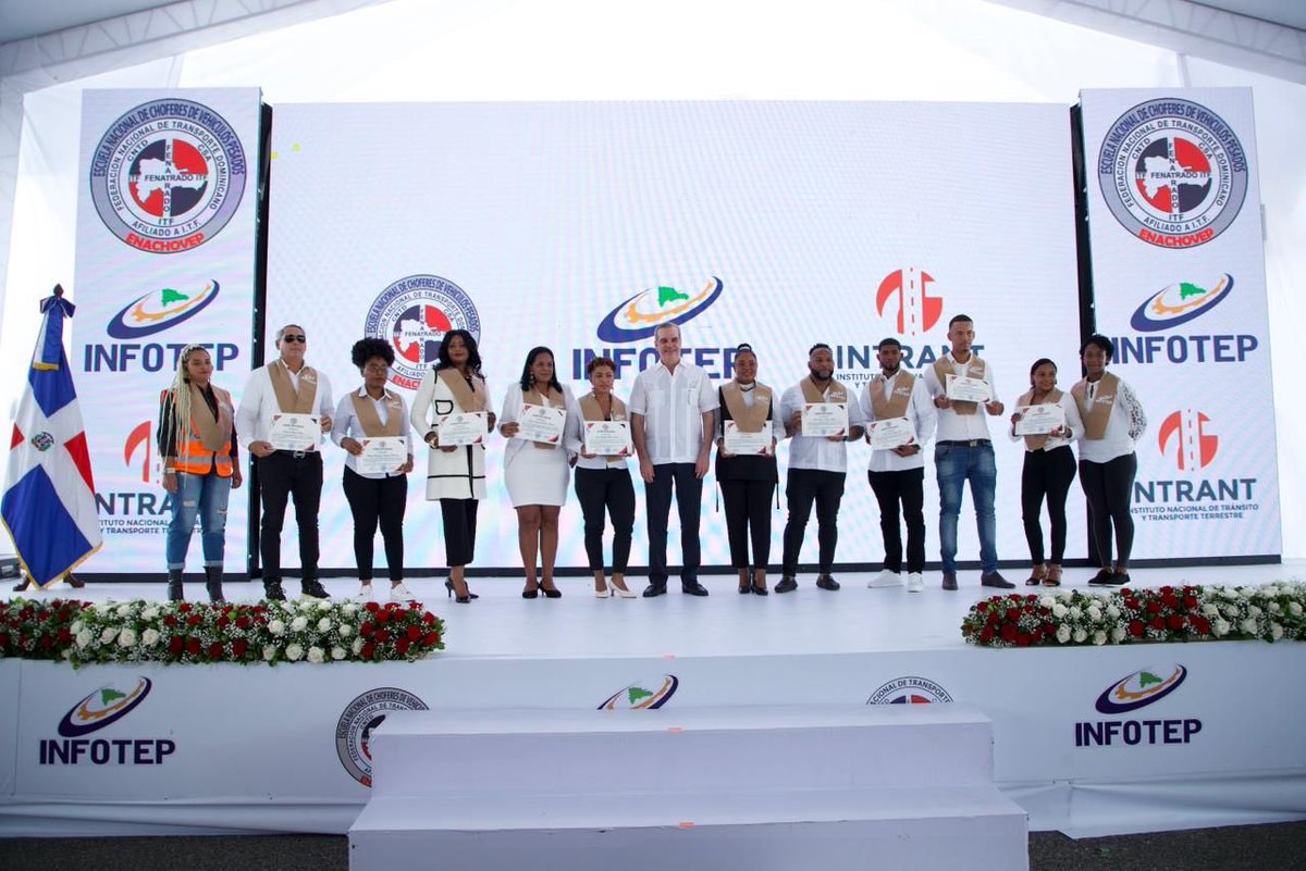 PresidenciaRD's tweet photo. Hoy, el Pdte. @LuisAbinader entregó sus certificados a 416 nuevos conductores, entre ellos 43 mujeres, capacitados en el manejo de vehículos pesados y seguridad vial por el @InfotepRD, en alianza con @Intrant_RD y la Escuela de Formación de Choferes de Camiones de @FenatradoRD. https://t.co/KiVkLMb9w5