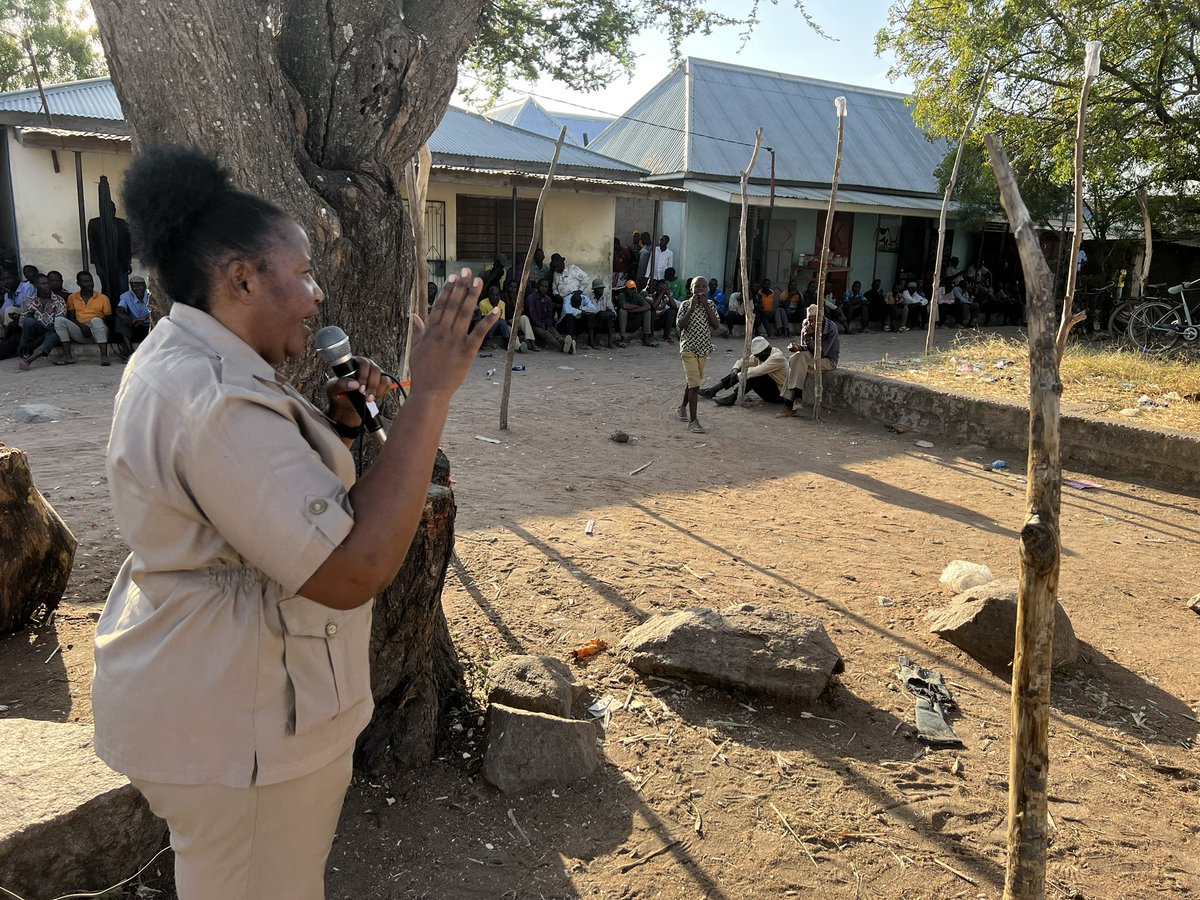 jacksonmnyawam2's tweet image. Leo tukizungumza na wananchi wa Kata ya bubiki Kijiji cha Bubiki Jimbo la kishapu,Michango,Wananchi wenye kipato duni wanufaika wa #TASAF Kugeuzwa Makatapilla ya Kulima Barabara kama kigezo cha Kupata Pesa za TASAF ni kilio kikubwa kwa wananchi Wengi wa Vijijini na Mijini