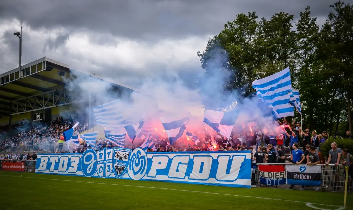 DeGraafschap's tweet photo. 𝗦𝗳𝗲𝗲𝗿𝗮𝗰𝘁𝗶𝗲 🤩🤩🤩
Een prachtige sfeeractie van onze supporters én de supporters van MSV Duisburg vandaag in Duisburg 💪
🦓 🤝 🦓
#msvGRA 🔵⚪️ https://t.co/cV9NgaHAN0