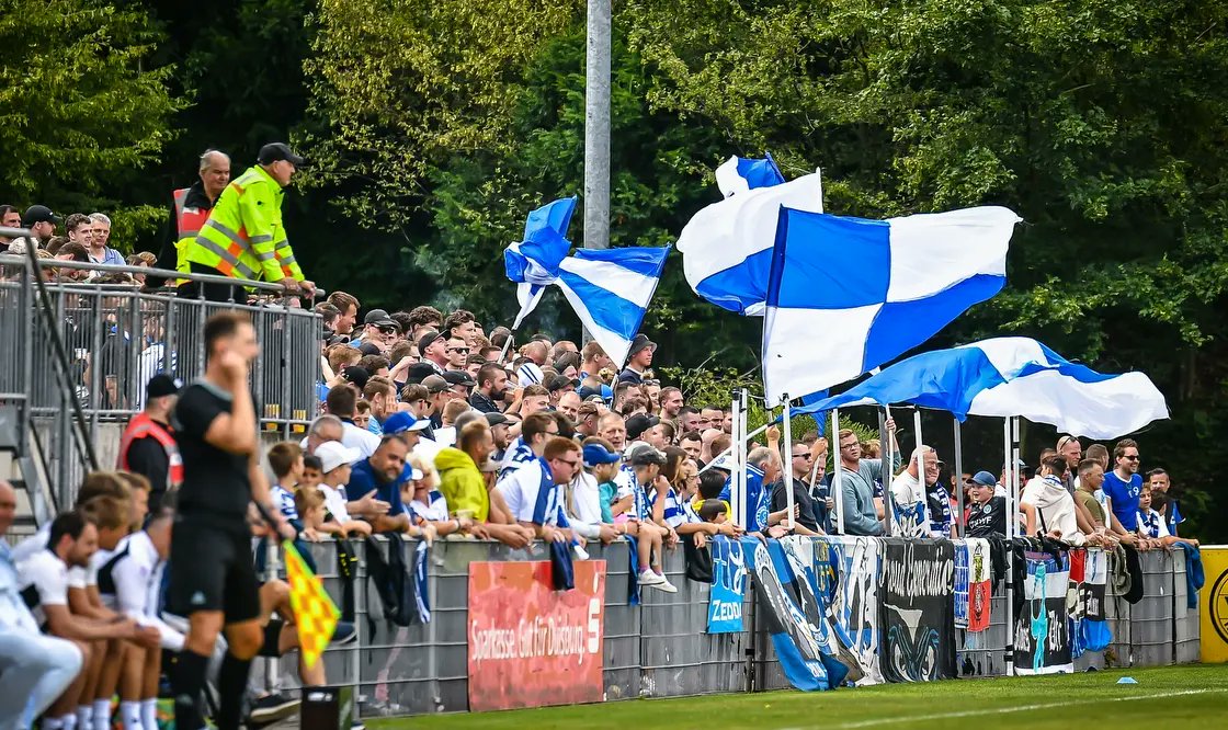 DeGraafschap's tweet photo. 𝗦𝗳𝗲𝗲𝗿𝗮𝗰𝘁𝗶𝗲 🤩🤩🤩
Een prachtige sfeeractie van onze supporters én de supporters van MSV Duisburg vandaag in Duisburg 💪
🦓 🤝 🦓
#msvGRA 🔵⚪️ https://t.co/cV9NgaHAN0