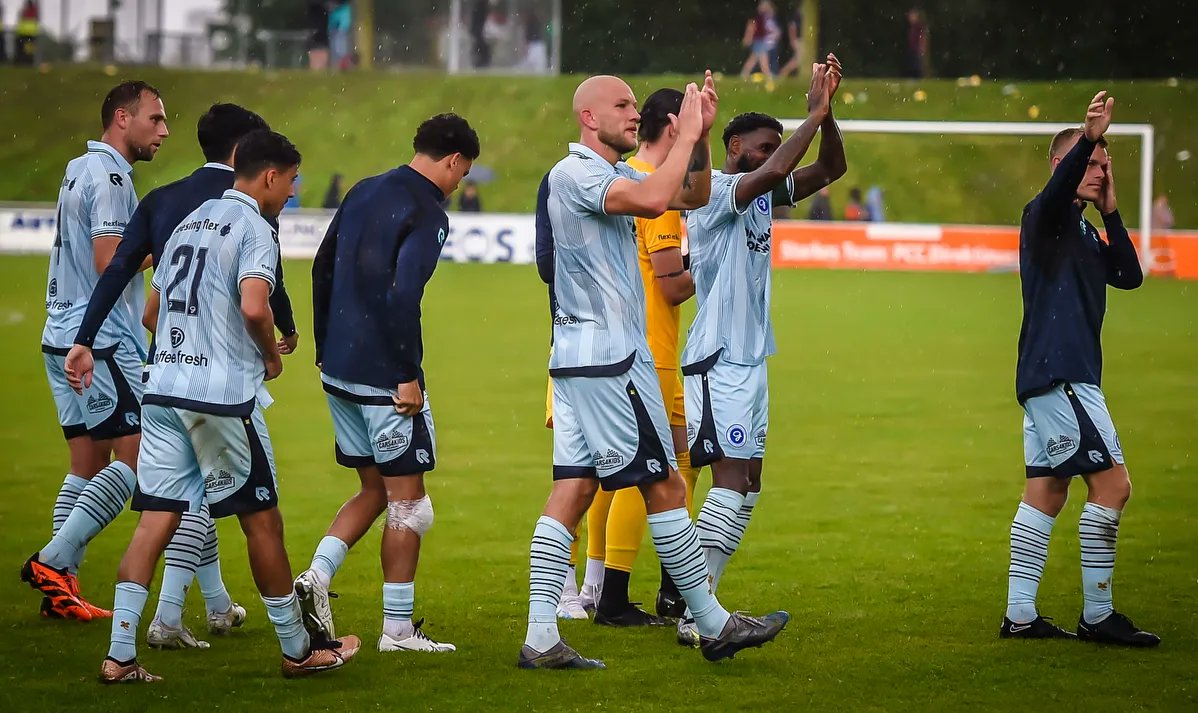 DeGraafschap's tweet photo. 𝗦𝗳𝗲𝗲𝗿𝗮𝗰𝘁𝗶𝗲 🤩🤩🤩
Een prachtige sfeeractie van onze supporters én de supporters van MSV Duisburg vandaag in Duisburg 💪
🦓 🤝 🦓
#msvGRA 🔵⚪️ https://t.co/cV9NgaHAN0