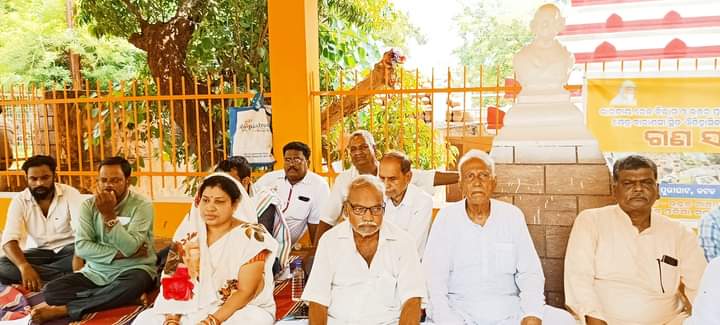 RYSOdisha's tweet photo. राष्ट्रीय युवा संग���न समेत प्रमुख गाँधीबादी संगठन द्वारा कटक पुरीघाट गांधी पीठ में भारतीय रेलवे विभाग और उत्तर प्रदेश सरकार द्वारा प्रधानमंत्री मोदी के निर्वाचन खेत्र बारणसी में राष्ट्रीय सर्बोदय साधना केंद्र पर तोड़फोड़ के खिलाफ गण सत्याग्रह किया गया। जय जगत! https://t.co/FNptpgH0Yu