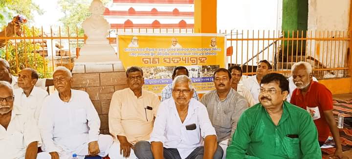 RYSOdisha's tweet photo. राष्ट्रीय युवा संग���न समेत प्रमुख गाँधीबादी संगठन द्वारा कटक पुरीघाट गांधी पीठ में भारतीय रेलवे विभाग और उत्तर प्रदेश सरकार द्वारा प्रधानमंत्री मोदी के निर्वाचन खेत्र बारणसी में राष्ट्रीय सर्बोदय साधना केंद्र पर तोड़फोड़ के खिलाफ गण सत्याग्रह किया गया। जय जगत! https://t.co/FNptpgH0Yu