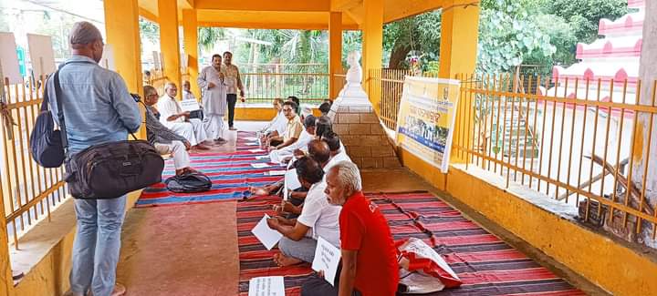 RYSOdisha's tweet photo. राष्ट्रीय युवा संग���न समेत प्रमुख गाँधीबादी संगठन द्वारा कटक पुरीघाट गांधी पीठ में भारतीय रेलवे विभाग और उत्तर प्रदेश सरकार द्वारा प्रधानमंत्री मोदी के निर्वाचन खेत्र बारणसी में राष्ट्रीय सर्बोदय साधना केंद्र पर तोड़फोड़ के खिलाफ गण सत्याग्रह किया गया। जय जगत! https://t.co/FNptpgH0Yu