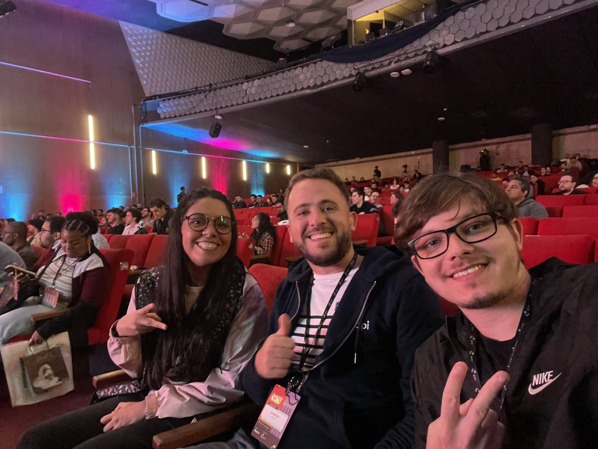 jSilverize's tweet photo. Ana Paula, Udi e Maickão: front-enders da @Ingresse no passado, nos revendo e curtindo o conteúdo na @frontintech https://t.co/QAmBXp7Bhg