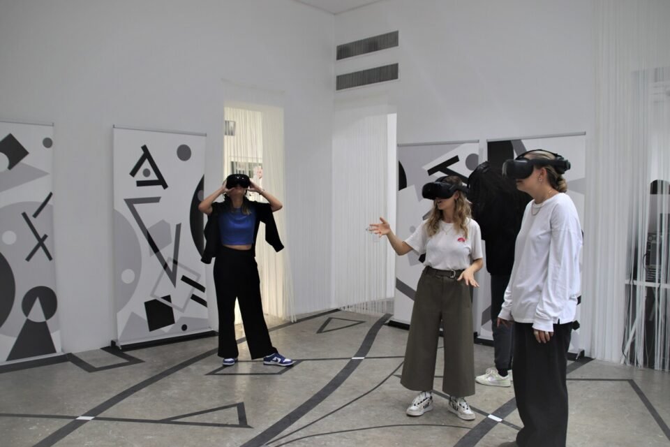 XY194's tweet image. L'#ExpérienceMonroe continue à la @galerie_joseph❗
Comme @Math_Msg, découvrez une oeuvre #transmédia par @BenoitNguyenTat et @Sphyras_:  l'autobiographie de #MarilynMonroe en #VR et en #BD, avec des clichés inédits.
👉@yojg @TheArchivesLLC @Robert_Laffont
actu.fr/ile-de-france/…