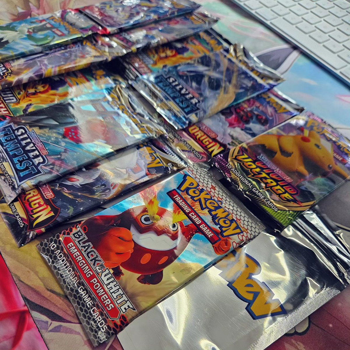 ShiningDanny1's tweet photo. Decided to treat myself to 2 @poke_rev mystery packs and ended up pulling another silver! Definitely keeping this sealed✨
Also, Arnold was really happy that I was home again; he cuddled me 4 times this morning alone before I got up💜
#emergingpowers #sealed #pokemon https://t.co/Kj50SyEPaH