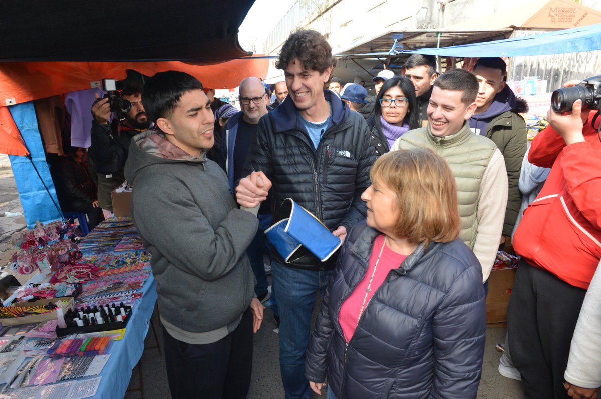 GugaLusto's tweet photo. Caminamos por Villa Soldati con @gracielaocana y charlamos con vecinos y comerciantes de la feria. Nos contaron sobre las dificultades que enfrentan a diario por la suba de precios y cómo eso afecta los bolsillos de todos. Tenemos una Ciudad pendiente, donde existe una gran desigualdad entre la zona sur y la zona norte. Vamos a integrar y mejorar el sur, con más conectividad e infraestructura y mejor acceso a la salud, fortaleciendo los Centros de atención primaria extendiendo los días y horarios de atención. Sigamos trabajando para construir la Ciudad que soñamos.