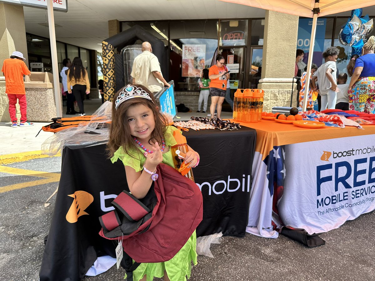 McclaryCandise's tweet photo. Amazing turnout for Boost Mobile Cellgear 2448 N Main St Back to school event! We gave out about 50 backpacks to some awesome kids and had a blast with the Spin the Wheel and Money Machine! Our amazing deals continue all weekend, stop by!! @mschwager3 @david_lopez702 https://t.co/yfJ538Gvkh